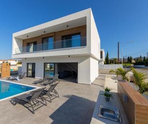 Villa Marlene, walking distance to Coral Beach! Peyia Cyprus