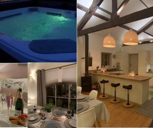 Stunning Barn private hot tub Worcester & Malvern Sleeps 8 with parking Worcester United Kingdom