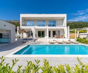 NEW! Villa Zen with 4 bedrooms, private 32 sqm pool, summer kitchen, 7 km from the beach Tugare Croatia