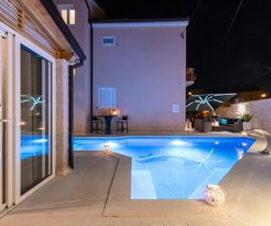 Villa San Tonini Deluxe Apartment with private heating swimming pool Mravince Croatia