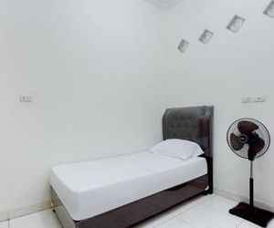 OYO Life 2785 Kost Putra Haqiqin Pakanbaru Indonesia