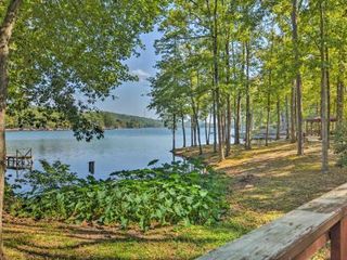 Фото отеля Private Lakefront Townhome in Hot Springs Village!