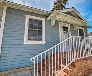 NEW-Updated Avalon Home w/Mtn Views, Walk to Coast Avalon United States