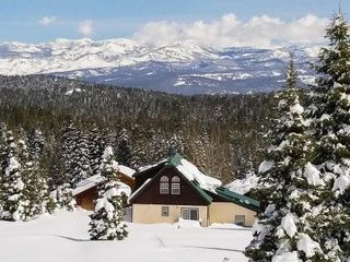 Фото отеля Quiet Chalet with Big Views - Walk to Tahoe Skiing!