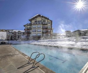 NEW-Ski-in/Ski-Out Granby Resort Condo w/Fireplace Granby United States