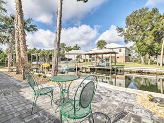 Hotel pic Spacious and Hip Crystal River Home with Dock and Kayaks!