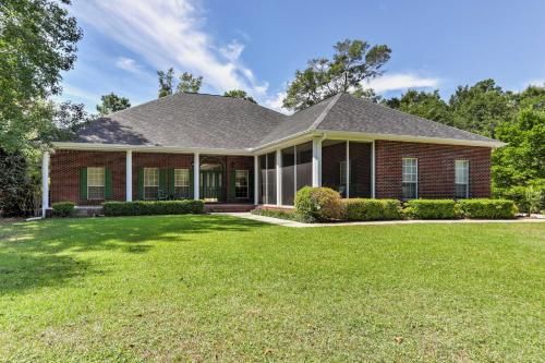 Photo of Spacious Milton House with Porch - on Golf Course!