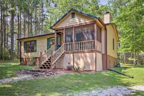 Photo of Cozy Pine Mountain Cabin with Screened Porch and Yard!