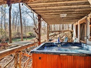 Hotel pic The Treehouse Cabin Creekside Home with Hot Tub!