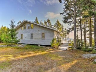 Фото отеля Oceanfront Cottage on 2 Acres - 4 Miles to Town!