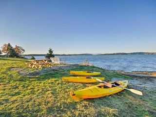 Фото отеля Oceanfront Sullivan Cottage on 6 Acres with Kayak!
