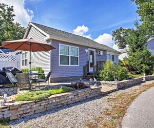 Wells Beach Cottage w/Pool Access - 1 Mi to Coast! Wells United States