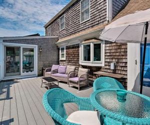 Waterfront Hyannis Port Cottage, Walk to Beach! Hyannis United States