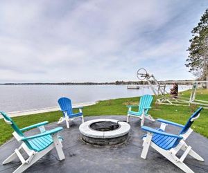 Lakefront Cadillac Home w/Balcony - Mins to Hiking Cadillac United States