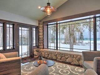 Фото отеля Upscale Earl Young Charlevoix Cottage with Deck