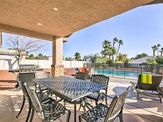Фото отеля Updated Las Vegas House with Patio, Solar Heated Pool