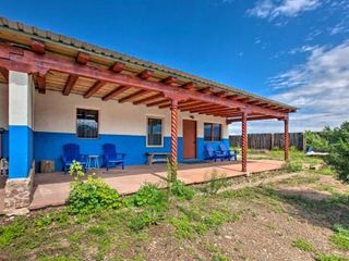 Фото отеля Cottage with Patio and Grill - 25 Min to Taos Valley!