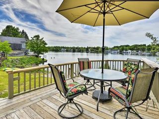 Фото отеля Family Cottage on Chaumont Bay, Walk Downtown