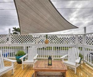 Airy Oceanside Home w/ Deck - Steps to Beach! Atlantic Beach United States