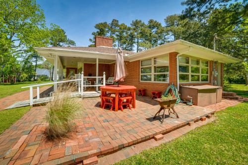 Photo of 1950s-Style House with Dock and Patio on Newport River