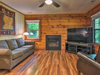 Фото отеля Clyde Cabin with Porch - Mins to Smoky Mountains