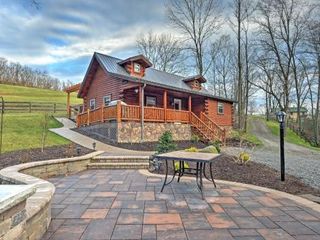 Фото отеля Rustic Dundee Log Cabin with Hot Tub and Forest Views!