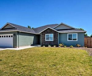 Cozy Home w/Yard - 3 Mi. to Downtown Medford! Medford United States