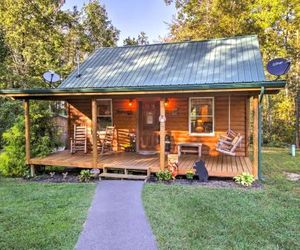 Cosby Cabin w/ Yard + Porch - Pets Welcome! Cosby United States