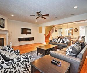 Ideal HOU Townhome - Walk to Central River Oaks! Houston United States