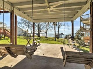 Фото отеля Lakefront Livingston Retreat with Porch and Kayaks!