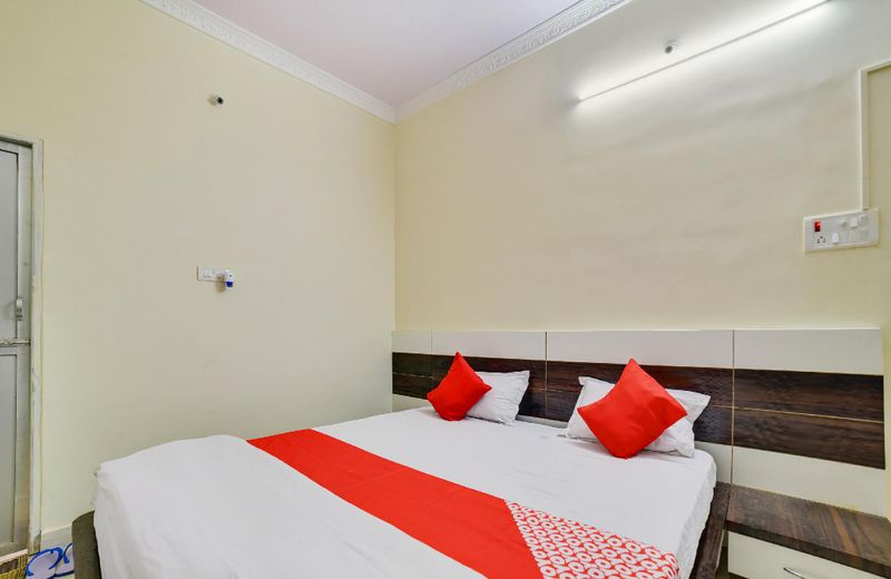 OYO 66217 Oxy Corporate Guest House 2.0