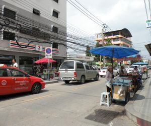 Oriental Sunny Sukhumvit Studio  BTS Food market Bang Na Thailand