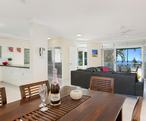 The Beach House - Spacious 3BR Beachfront Condo Trinity Beach Australia