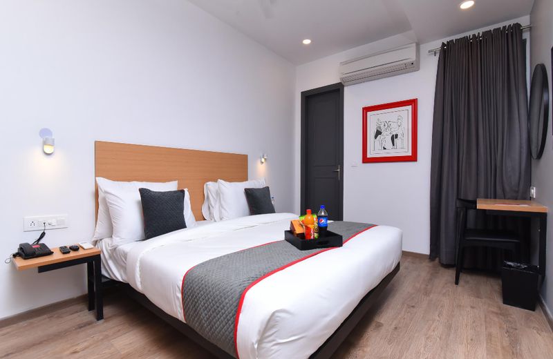OYO Townhouse 99 Rudra Inn Near Chhatarpur Metro Station