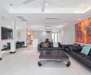 8 bedroom, 20 people. 2 pools,2 kitchens & lounges Kathu Thailand