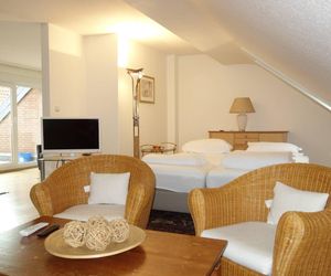 Tolstov-Hotels Generous 3 Room Apartment Dusseldorf Germany
