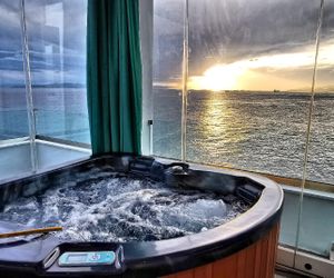 Sky&Sea Luxury Loft Suite. Jacuzzi Spa&Fireplace. Piraeus Greece
