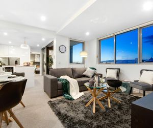 Sleeps 5 - 100m to Pacific Fair and Beach, CHEAP Broadbeach Australia