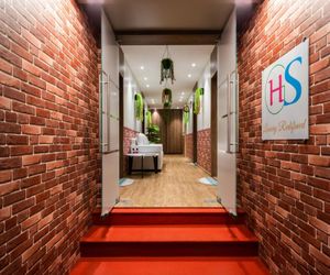 Modern-Up 4 Bedrooms Home Stay Borivali India