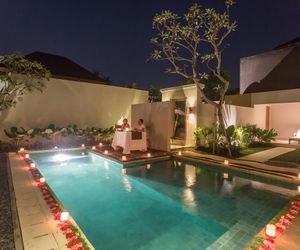 Private Infinity Pool Surrounded By Wooden Sundeck Sukawati Indonesia
