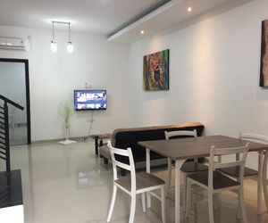 10 min Walk to NagoyaHill - 4BR, 12pax, FreePickup Batam Indonesia