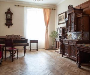 Central Antique 4-room Apartment on Rynok Square Lvov Ukraine