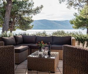 Luxury Villa on the Beach w./ sunny Garden,Parking Seget Vranjica Croatia