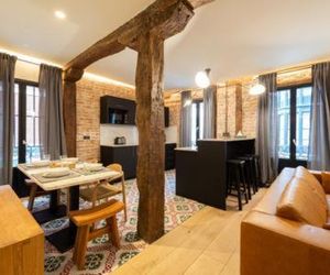 Reformado apartamento junto a casco viejo con AC by SAH Bilbao Spain