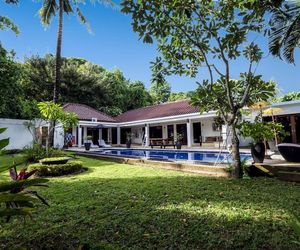 Walk to Senggigi Beach! 4BR Private Pool Villa Mangsit Indonesia