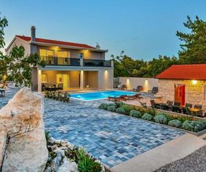 Awesome home in Zadvarje w/ Outdoor swimming pool, Outdoor swimming pool and 5 Bedrooms Duare Croatia
