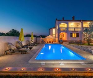 Stunning home in Pula w/ Outdoor swimming pool, WiFi and 4 Bedrooms Monticchio Croatia