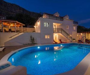 Luxury VILLA MAJA with whirlpool, heated pool, gym, sauna, panoramic sea views Jesenice Croatia
