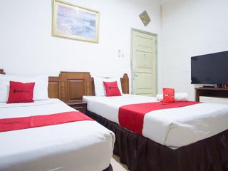 Hotel pic RedDoorz near Pantai Falajawa