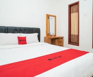 OYO 2986 D and a Guesthouse Syariah And Rent Car Malang Indonesia